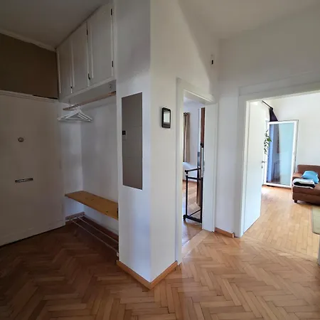 Giant Private Garden & Spacious Flat In דירה